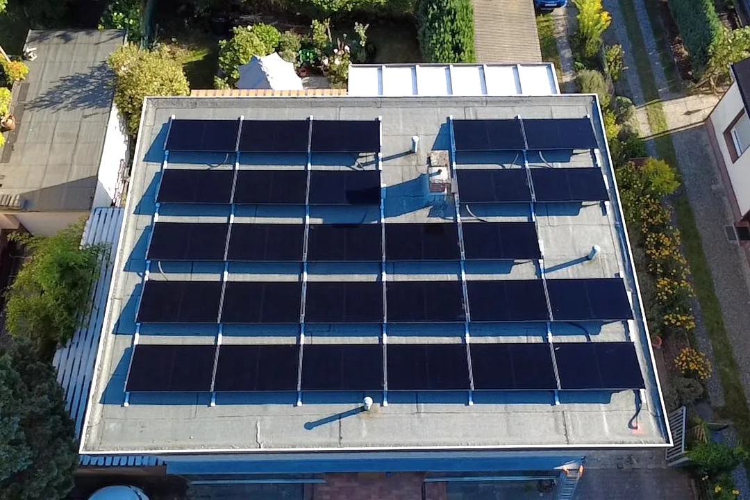 Luftaufnahme eines Flachdachs mit aufgeständerten Solarmodulen in mehreren Reihen