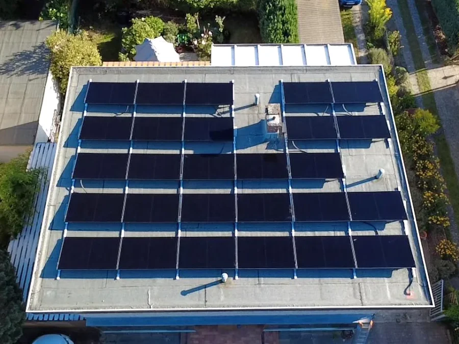 Luftaufnahme eines Flachdachs mit aufgeständerten Solarmodulen in mehreren Reihen